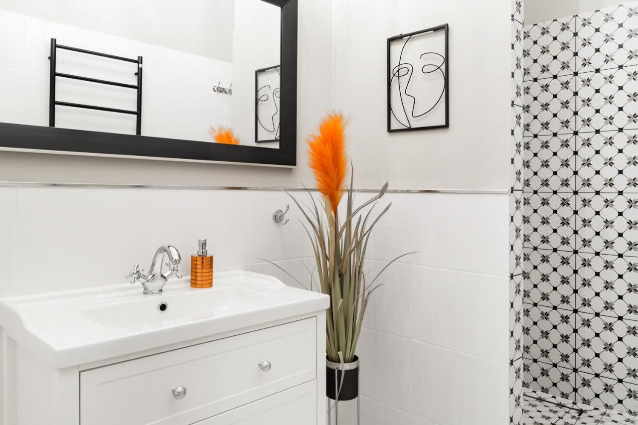 Glamorous Apartment In Heart Of Old Town Краков Экстерьер фото